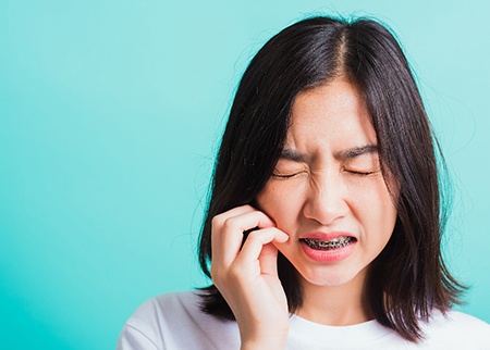 Girl experiencing an orthodontic emergency in Denison 